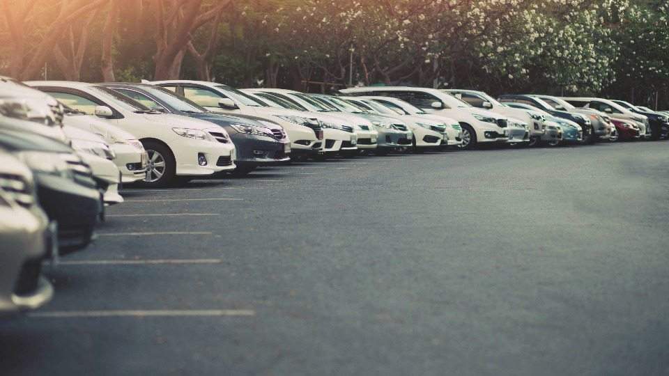 Fahrzeuge warten auf Abholung und Ankauf auf dem Autohof von Auto verkaufen Freudenberg